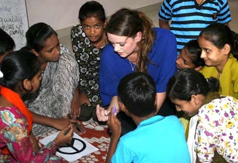 Volontariat humanitaire : un engagement pour la paix